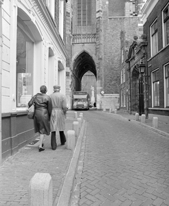 884701 Afbeelding van een kleine stadsbus (een midibus, WN-7000) van vervoersbedrijf westnederland, tijdens een ...